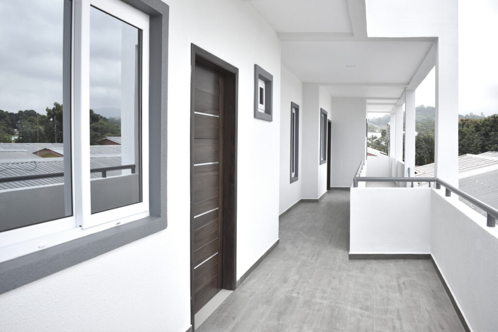 pasillo lobby vestibulo apartamentos arquitectura minimalista construccion constructora torres